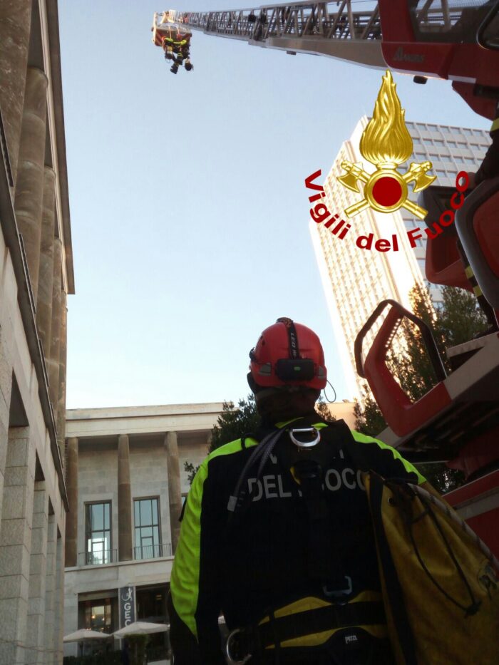 #Roma, distacco di una copertura del tetto al palazzo di #ArteModerna in piazza G. #Marconi: sul posto i Vigili del Fuoco (FOTO)