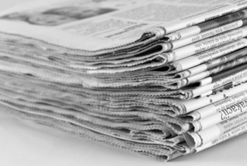 Uomo scopre sul giornale di essere morto: i dettagli di una notizia che sembra una fake news