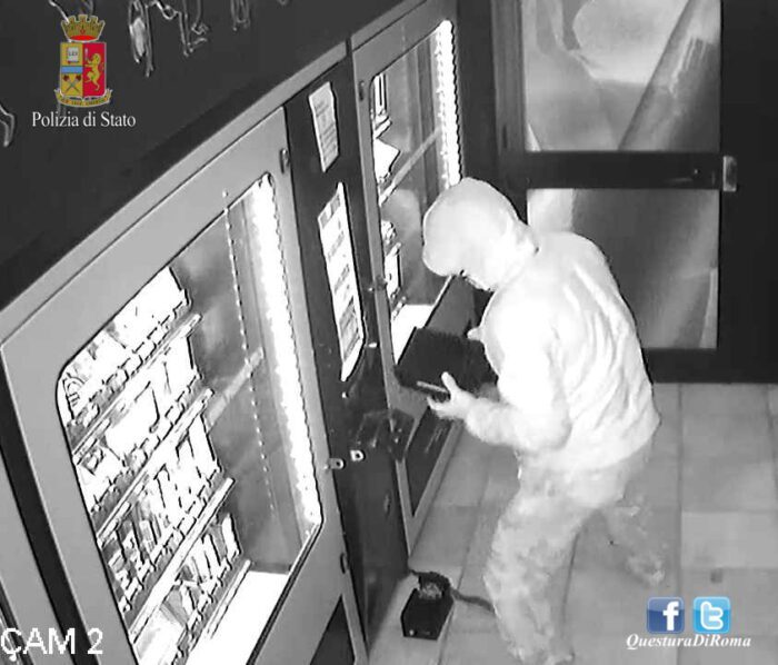 Tivoli, deruba due volte lo stesso sexy shop in un mese: denunciato 34enne