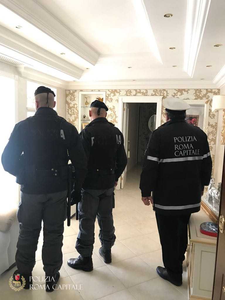 Via dell’Archeologia, massiccia operazione della Polizia Locale: recuperati 3 immobili occupati a Tor Bella Monaca