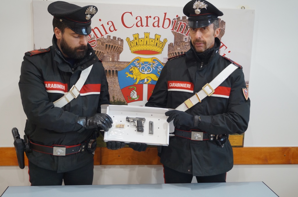 Fontenuova, minacciano personale deposito giudiziario per presunti danneggiamenti all'auto sequestrata: due arresti