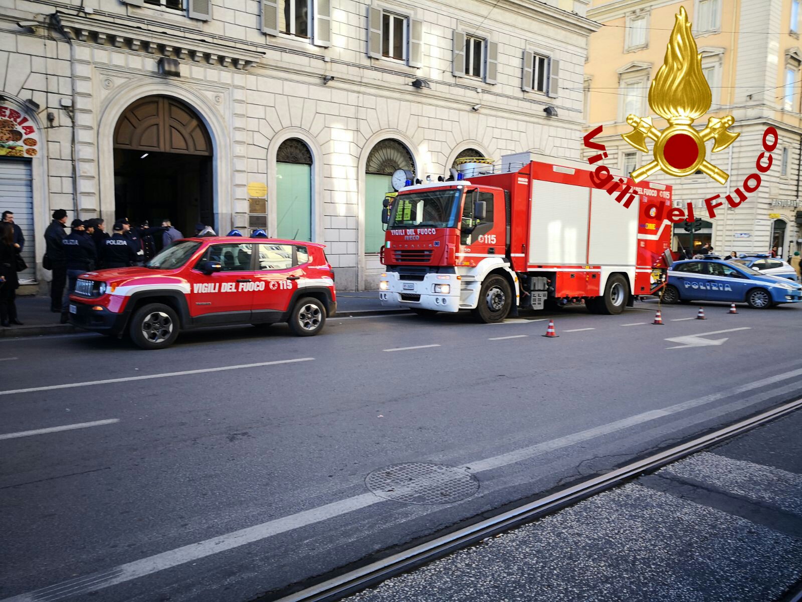 Roma, fuga di gas su strada in via Cavour: vigili del fuoco sul posto