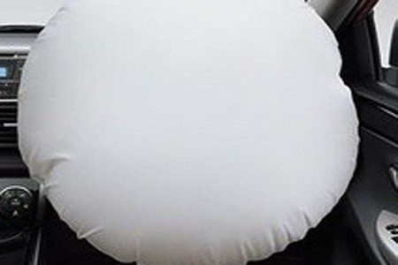 Toyota, maxi richiamo di oltre 700mila auto per problemi all'airbag