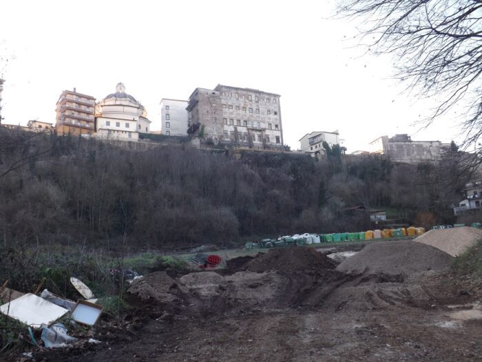 Valmontone, deposito di cassonetti di immondizia sotto palazzo Doria Pamphilj: è polemica