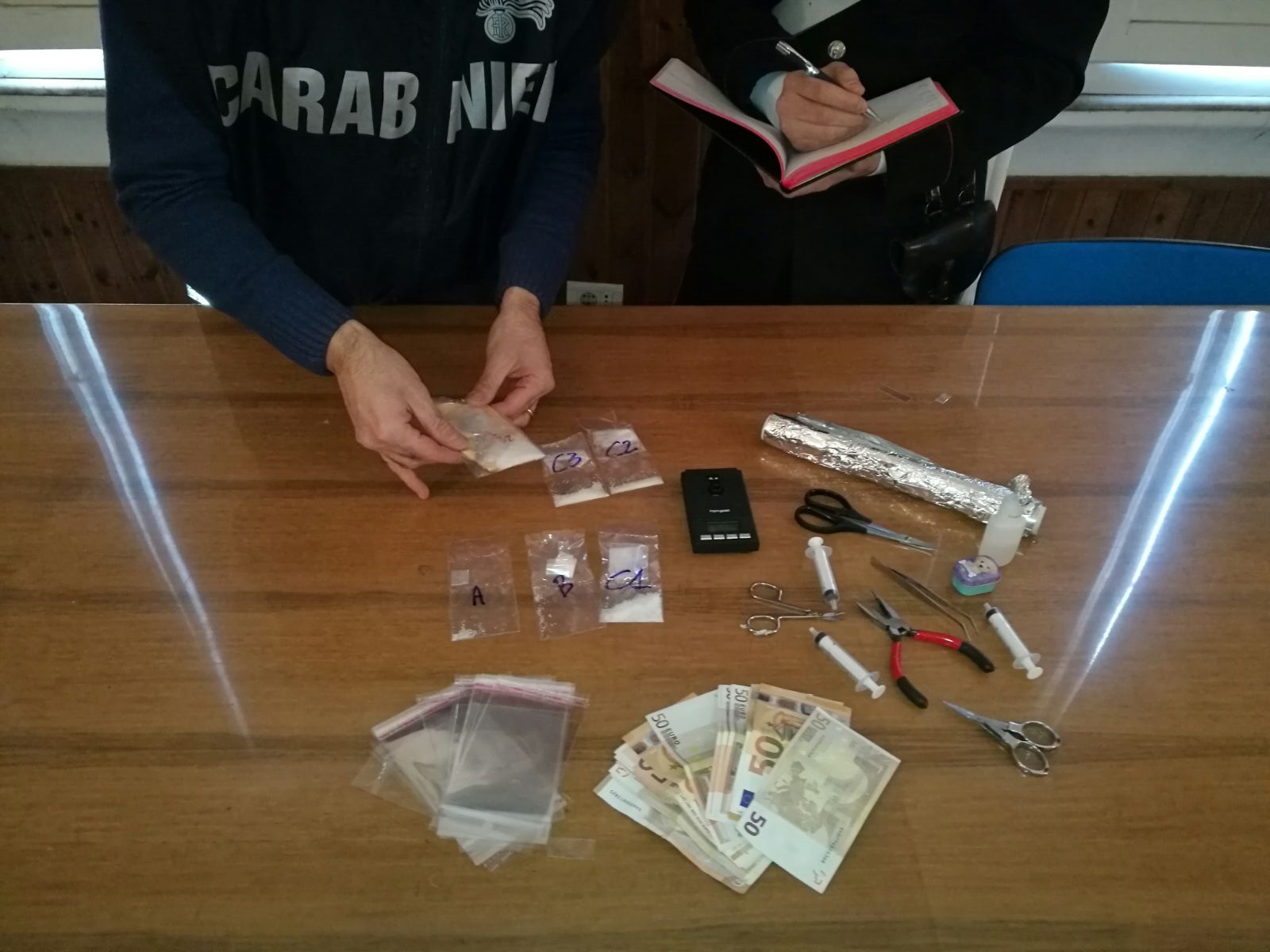 Roma, arrestati pusher di shaboo: i pericolosi cristalli di metanfetamina