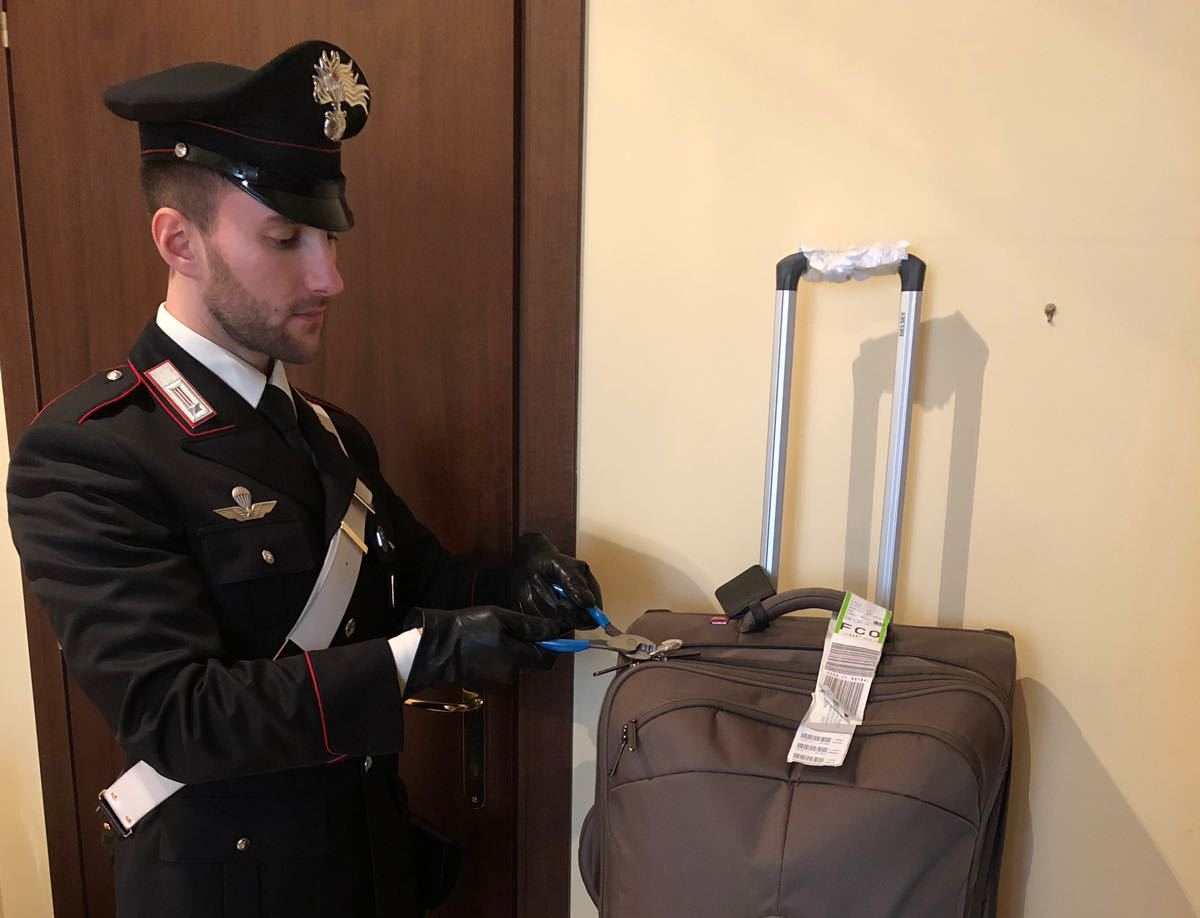 Roma, rubavano i bagagli ai bus in sosta in via Giolitti: arrestati due ragazzi