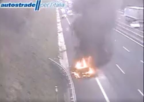 a1 roma napoli direzione sud veicolo in fiamme oggi 6 aprile 2020