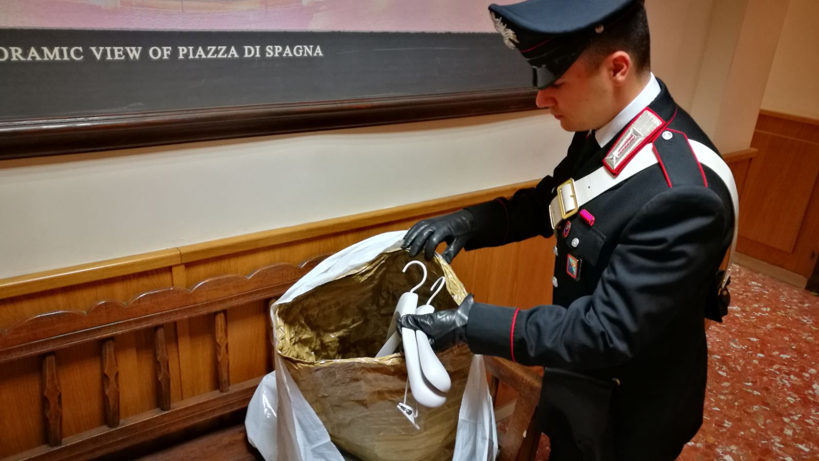 Sventato furto alla Rinascente di via del Tritone: trovato con 7mila euro di capi di abbigliamento in una borsa schermata