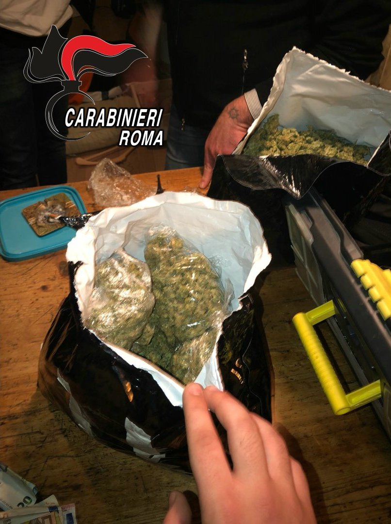 Roma, arrestati 4 spacciatori millenials a Ponte Sisto: sequestrati 2 kg di marijuana e denunciato un loro cliente