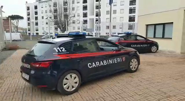 Ostia, arrestato un pusher 28enne. Fiumicino, in manette un 21enne: aveva con sé una pistola non registrata