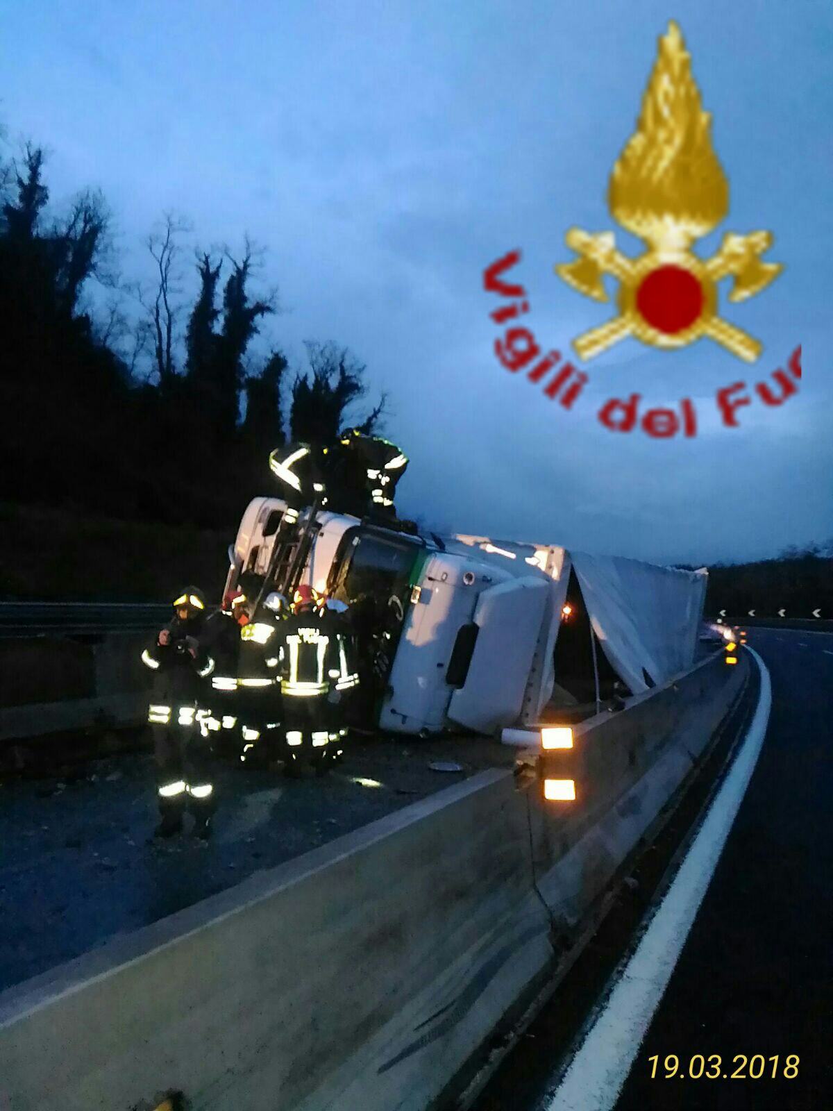 Ponzano Romano, incidente sulla A1: autocarro con bombole di gas sbanda