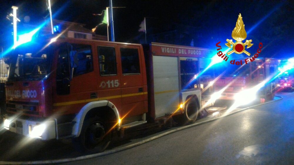 Marconi, incendio in una palazzina, nove intossicati e stabile evacuato