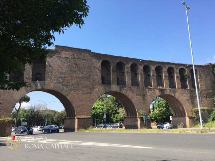 Mura Aureliane, via Cristoforo Colombo: insediamento sgomberato dalla Polizia Locale (FOTO)