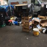 Tor Pignattara, l'immondizia continua a proliferare sui marciapiedi in via della Marranella (FOTO)