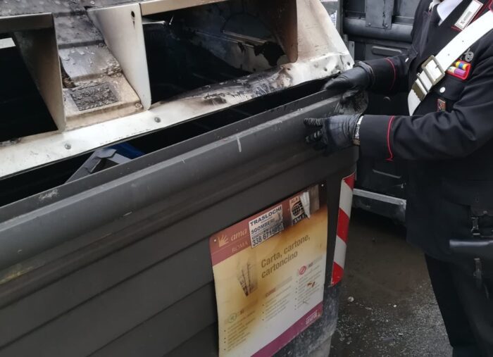 Sorpreso ad incendiare cassonetti: bloccato piromane a San Giovanni