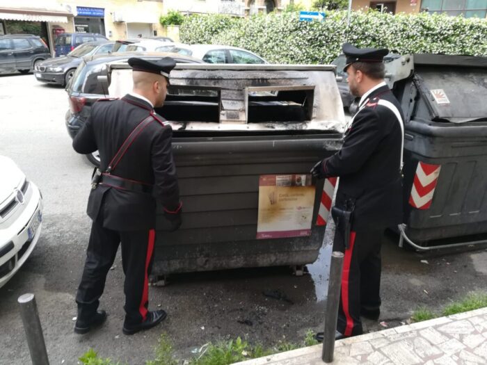 Tuscolano, piromane diede fuoco ai cassonetti in via Calpurnio Fiamme: individuato e denunciato. L'incendio coinvolse anche le auto parcheggiate