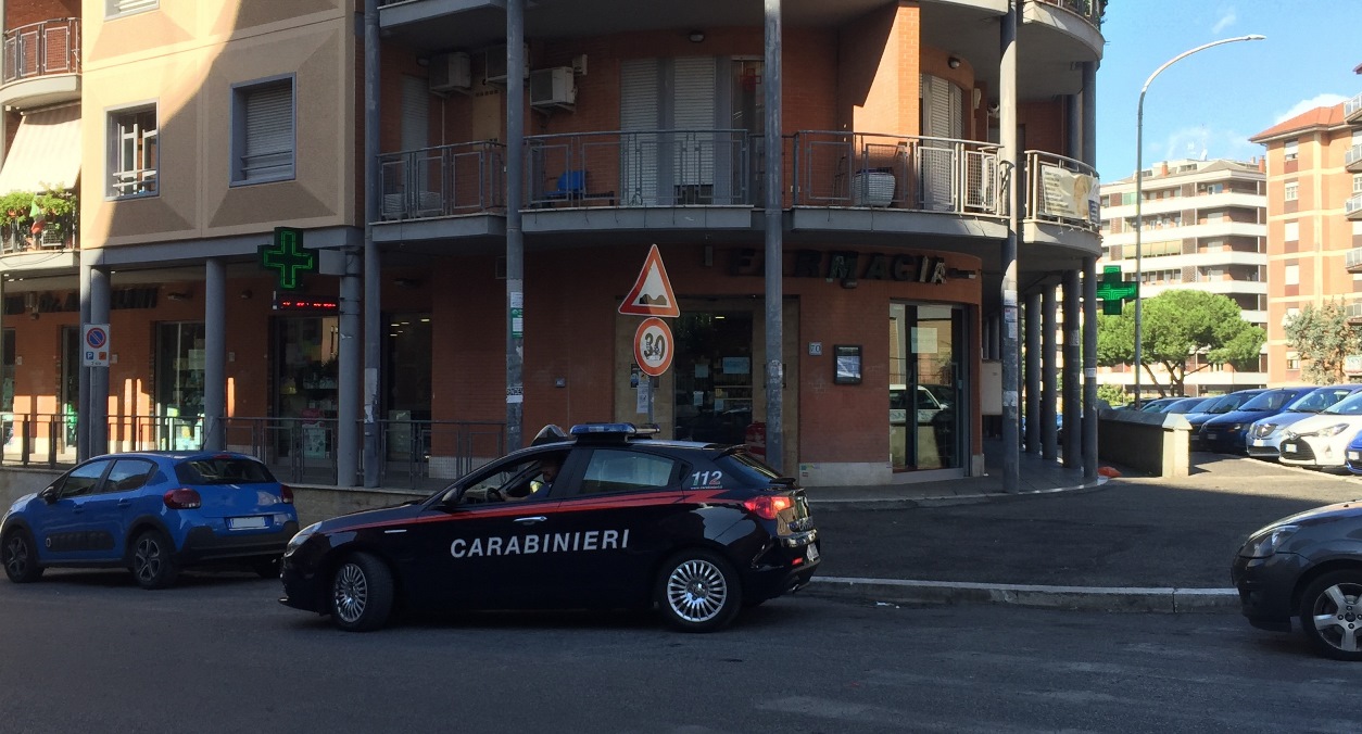 Centocelle, mirorenni rapinano coetaneo nei pressi di un centro commerciale e si danno alla fuga