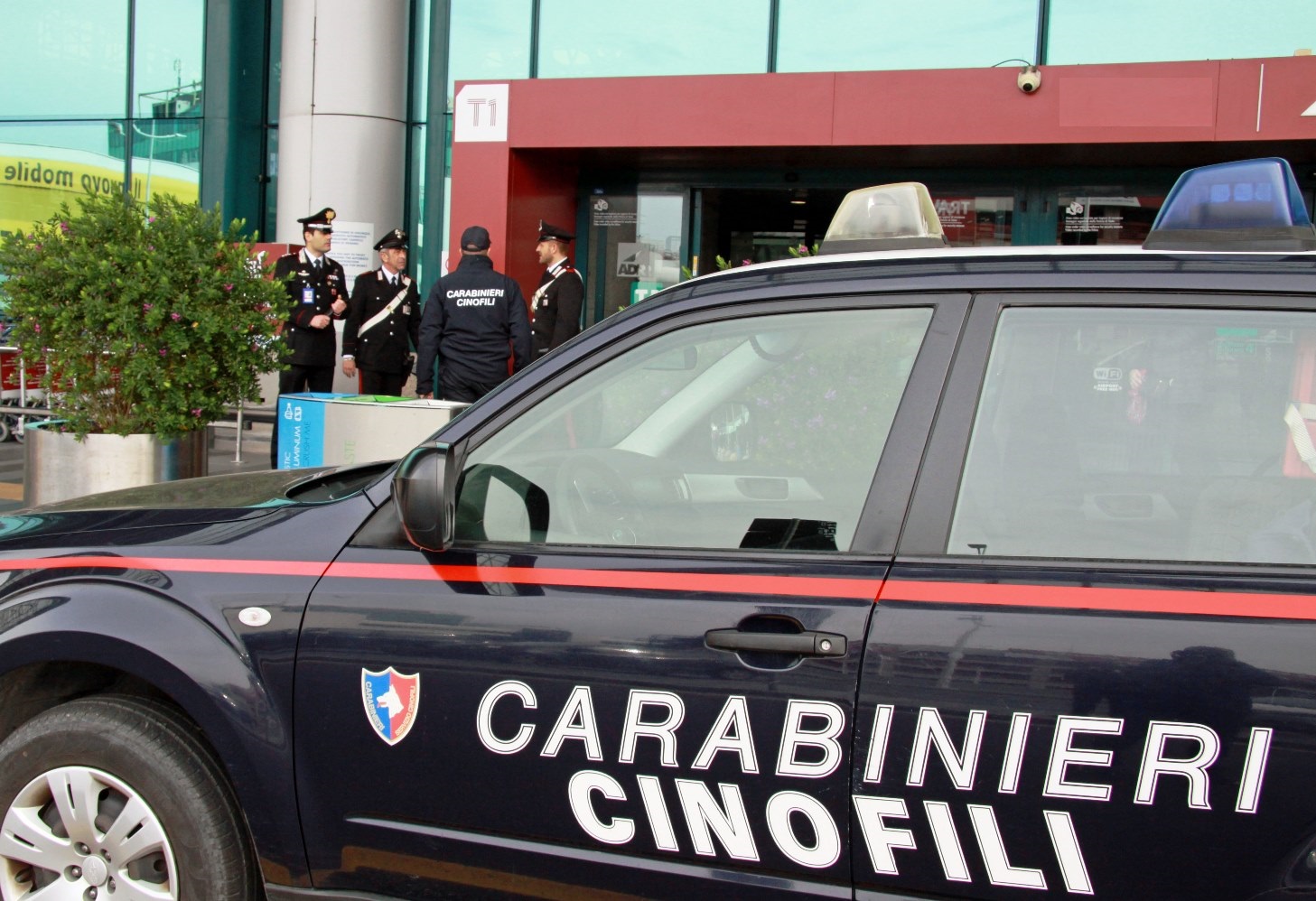 Fiumicino, 4 denunciati nei controlli all'aeroporto Leonardo Da Vinci: stavano rubando profumi per un valore di quasi 1000 euro