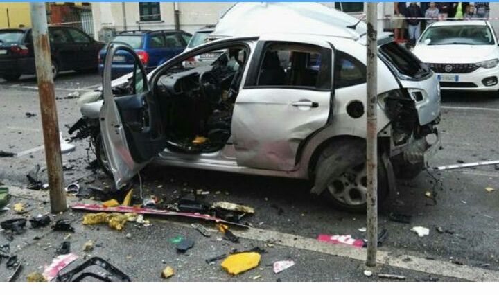 Aquino, esplosione in via della Libertà, bomba esplosa sotto auto e fiamme che rischiano di fare una strage