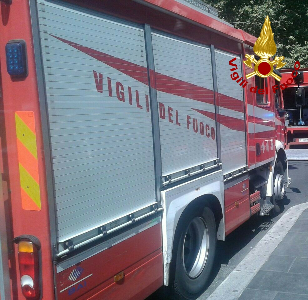 Ladispoli-Cerveteri: incendio vicino i binari: circolazione dei treni sospesa e intervento in corso dei vigili del fuoco