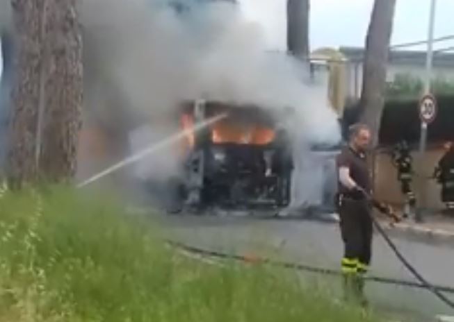 Ostia, autobus in fiamme in via Vasco de Gama: Atac avvia accertamenti per risalire alla causa