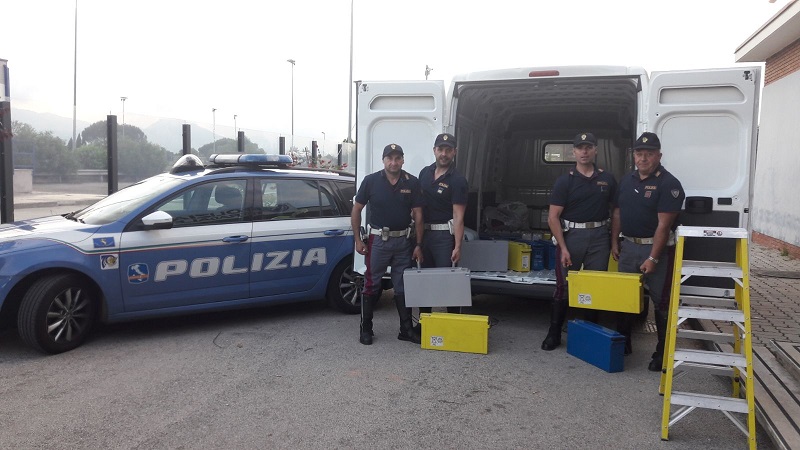 Cassino, Polizia denuncia un 37enne per possesso di materiale destinato agli impianti di sicurezza ed emergenza di provenienza furtiva