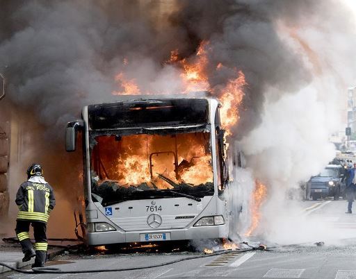 roma via casilina bus prende fuoco