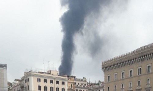Roma, esploso bus in via del Tritone: paura in pieno centro