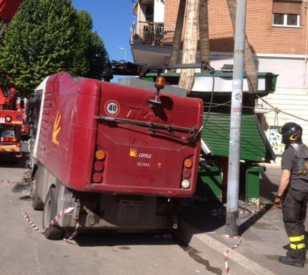 Ponte Milvio, chiosco di grattachecche crolla su un mezzo Ama