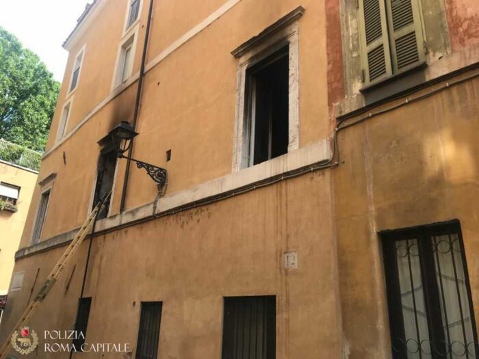 Incendio abitazione via Tor di Nona oggi 14 giugno 2018: una donna ferita