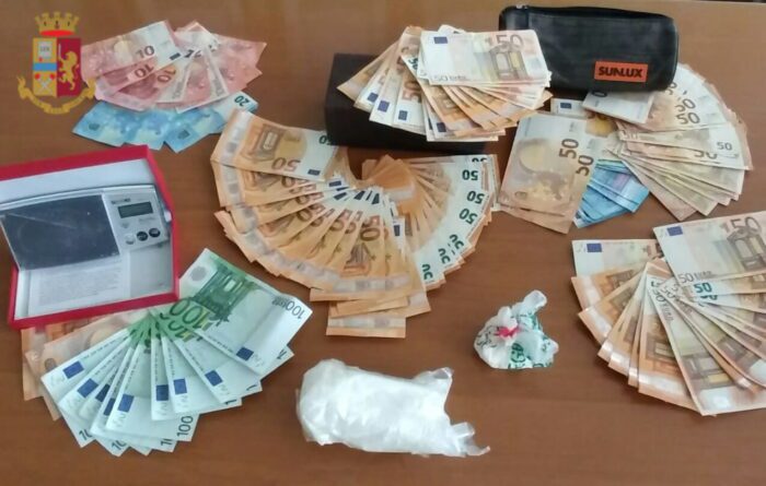 Tor de' Schiavi, 42enne sospetto fermato davanti ad una banca: nascondeva in casa 2 etti di cocaina e 6 mila Euro. Arrestato dalla Polizia di Stato