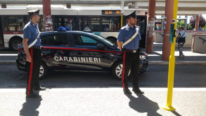 Centocelle, sorpreso sull'autobus senza biglietto aggredisce due controllori: arrestato