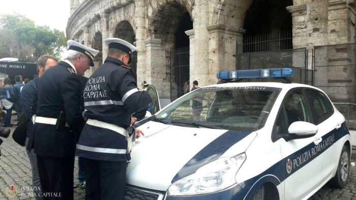 Via dei Fori Imperiali, tenta il suicidio ma viene fermato dalla Polizia Locale