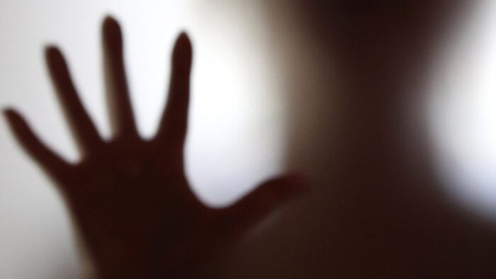 Abusi sessuali e maltrattamenti in famiglia: arrestato 58enne