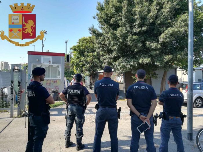 roma tor pignattara aggressione polizia schiamazzi