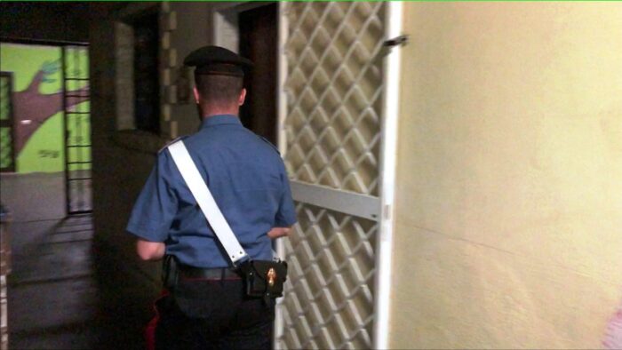 Pusher di quartiere arrestati a Tor Bella Monaca: vendevano cocaina, hashish e marijuana sotto casa