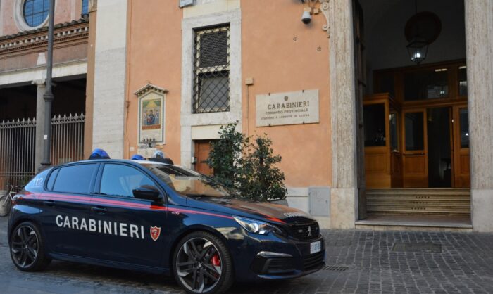 Via Cavour, tenta borseggio ma la vittima è un ufficiale donna dei carabinieri: arrestato