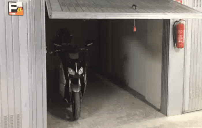Alberone, parcheggiava e ricaricava uno scooter elettrico rubato in un box privato: arrestato