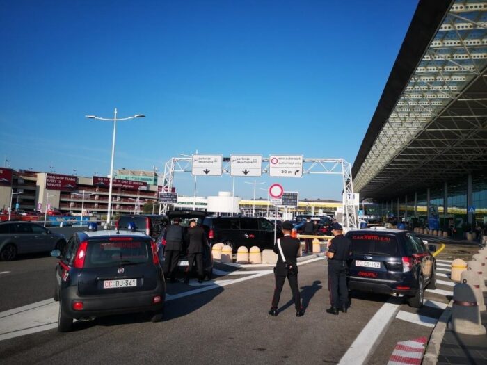 Fiumicino, controllo dei Carabinieri all'Aeroporto Da Vinci