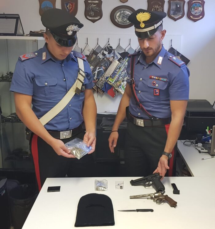 Gianicolense, marijuana nelle tasche e 2 pistole in casa: arrestato un 24enne