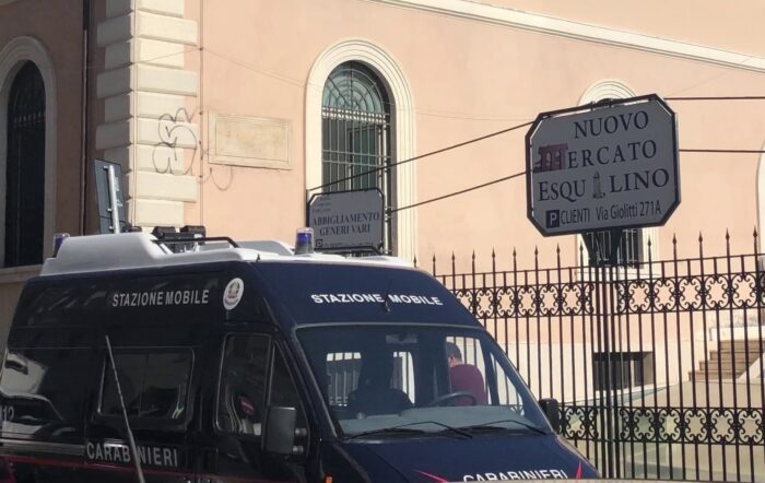 Esquilino, ladra strappa dalle mani merce di una cliente al mercato: arrestata 29enne di Velletri