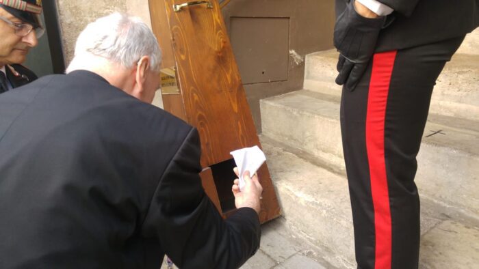 Borgo Santo Spirito, entra in chiesa e ruba elemosiniere in legno: arrestato