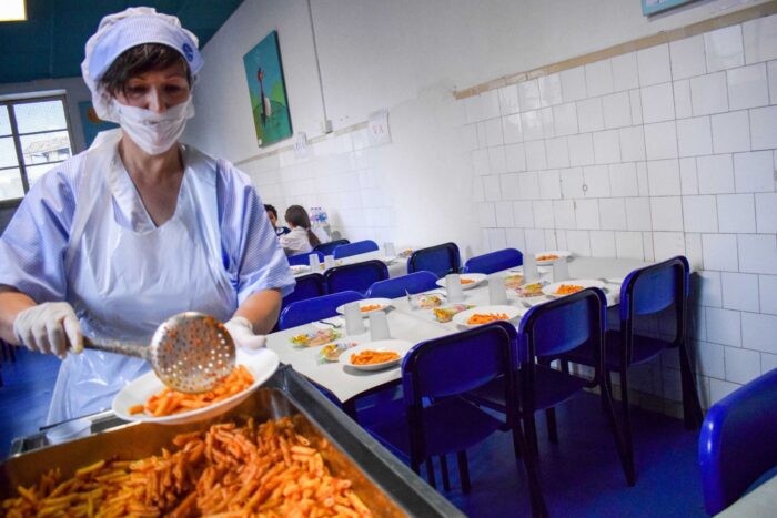 Lazio, lavoratrici delle mense scolastiche sospese e dimenticate: oltre duemila senza reddito. La denuncia dei Sindacati