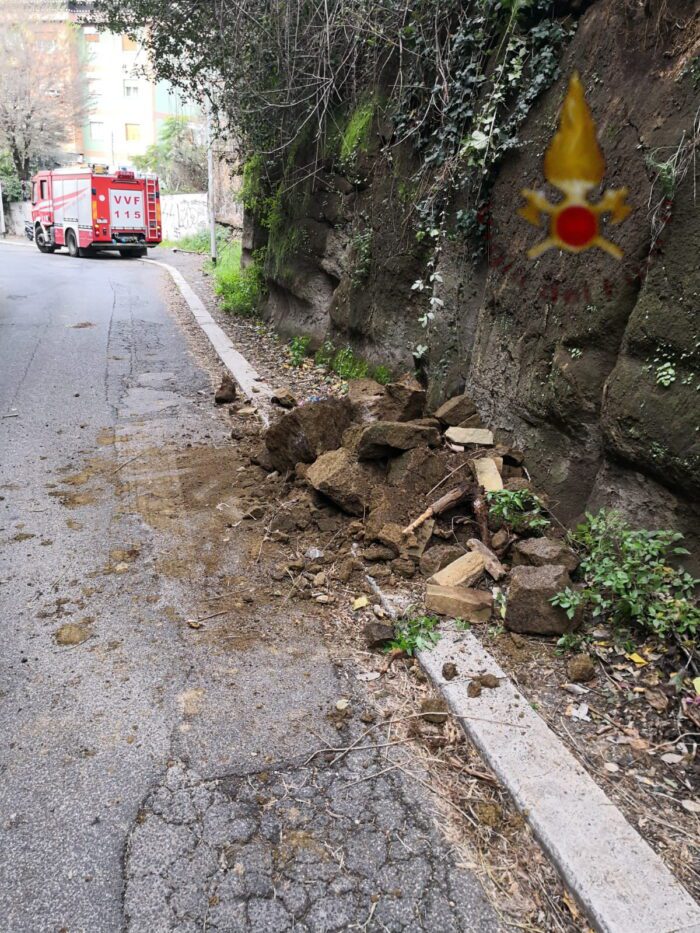 Garbatella, crolla parte di tufo da un costone in via Sant'Adautto