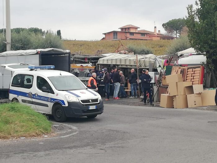 Frascati, sgomberata una rivendita abusiva di materiale che proseguiva da oltre 32 anni