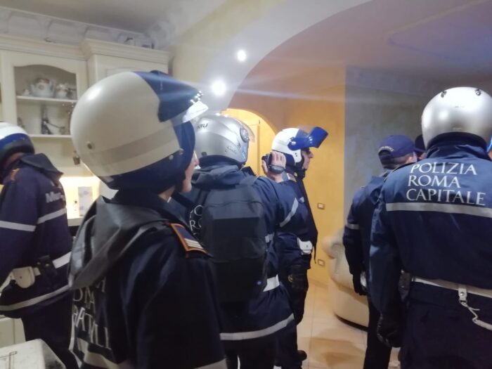 Roma, colpo duro al clan Casamonica: demolite otto ville abusive alla presenza della Sindaca Raggi