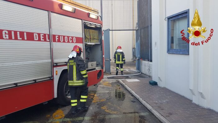 Roma, incendio nell'ex hotel Eurostars in via Prenestina: lo stabile era occupato