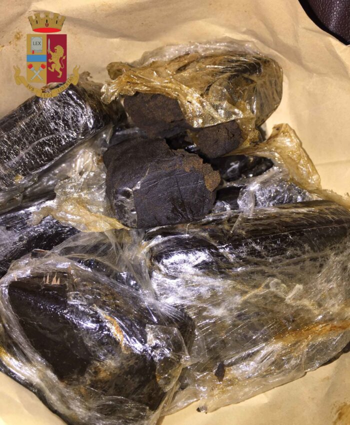 Centocelle, lo rapinano dell'auto e gli chiedono di vendere 3 kg di hashish per riaverla: