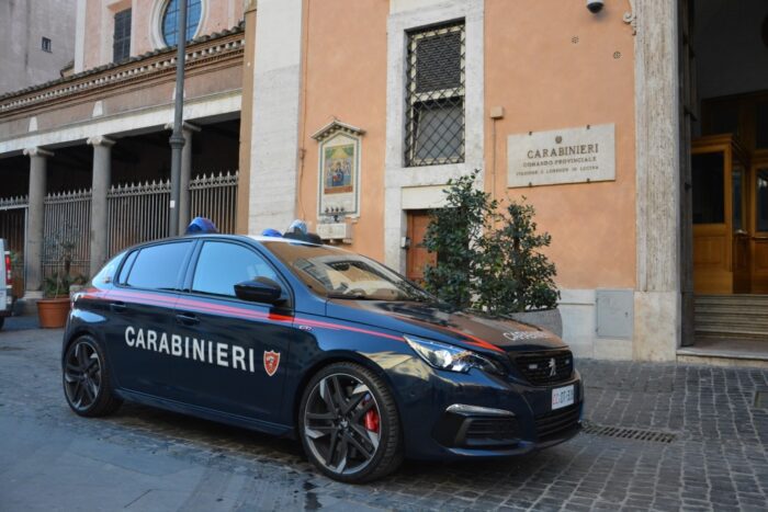 Torpignattara, armati di un'ascia minacciano e rapinano un 22enne in via dell'Acqua Bullicante