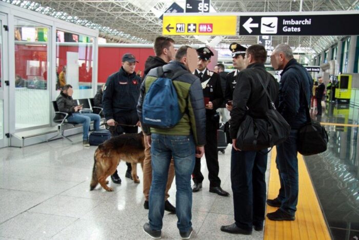Fiumicino, controlli in aeroporto: ladri di profumi e tentativi di ritorno in patria usando carta di credito rubata
